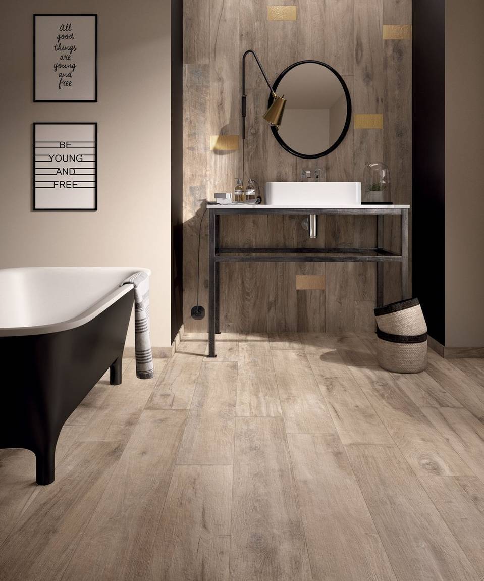 salle de bain avec ceramique imitation bois